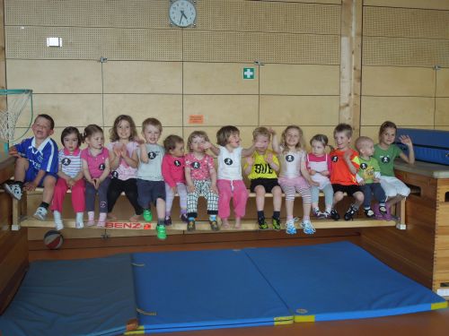 Gruppenbild vom Eltern-Kind-Turnen_10.06 (5) klein